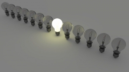 Light Bulbs oleh Colin Behrens - Foto: pixabay.com