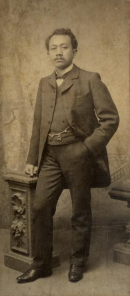Pose Abdul Rivai pada tahun 1902 di Amsterdamsumber: Digital Collection Universitat Leiden, http://hdl.handle.net/1887.1/item:823083
