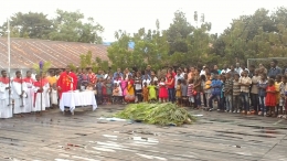 Perayaan Minggu Palma di Kampung Syuru bersama Pastor Charles Loyak OSC, 9 April 2017. Dokpri.