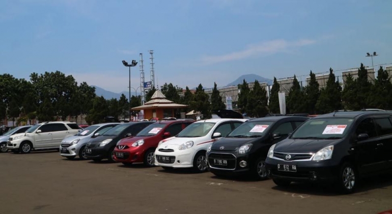 Mobil bekas yang dipajang di Pasar Pamokas. (foto: dok. pribadi)