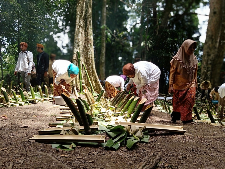 Ritual Paca Goya merupakan rangkaian ritual adat, biasa diadakan usai panen cengkih dan pala. Paca goya dalam bahasa Tidore, berarti membersihkan tempat keramat. Dalam pelaksanaannya, warga menghentikan aktivitas selama tiga hari. Mereka tidak ke kebun, tidak berdagang atau melakukan pekerjaan apa pun. Paca Goya lebih mirip dengan perayaan Nyepi di Bali (https://www.infobudaya.net/2018/03/)