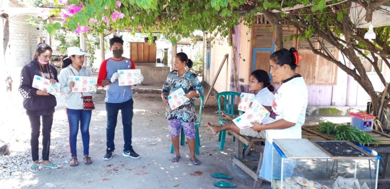 Foto : Relawan melakukan sosialisasi langsung di Masyarakat terkait Covid-19