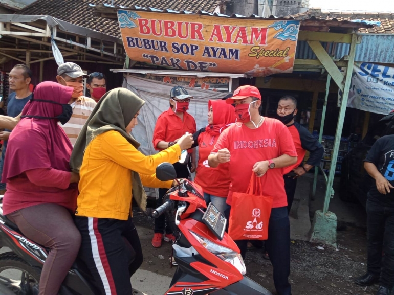 Rudiana, SE Wakil Ketua DPRD Kab. Cirebon turut serta bagikan masker dan hand sanitizer kepada masyarakat Kec. Babakan (18/04) doc.pri.