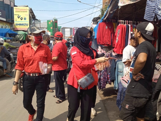 Wakabid. Perempuan dan Anak Hj. Wahyu Tjiptaningsih turut serta membagikan masker di Pasar Celancang (18/04) doc.pri.