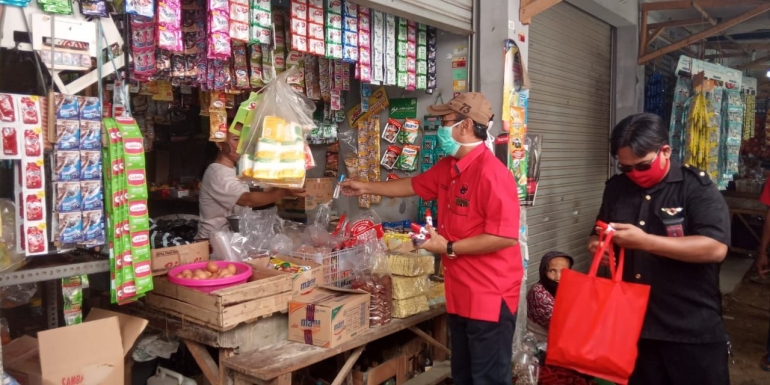 Wkl. Ketua DPC dan Anggota Fraksi PDIP Kab. Cirebon tak kenal lelah bagikan masker dan hand sanitizer kepada para pedagang pasar di Kec. babakan