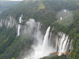 Air terjun Noakalikai di Meghalaya (sumber: wikipedia.org)