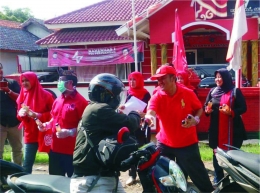 Jajaran DPC PDI Perjuangan Kab. Cirebon bagikan Jamu, Masker dan hand sanitizer kepada para pengguna jalan (doc.pri)
