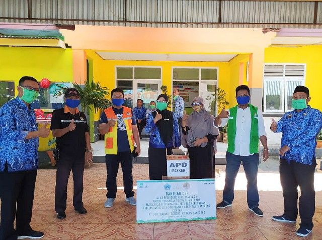 Petugas Kebersihan bersama jajaran DLH Bantaeng usai menerima masker dari Pegadaian (17/04/20).