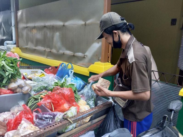 Mang Ujang modalnya semakin menipis.(foto: dok. pribadi)