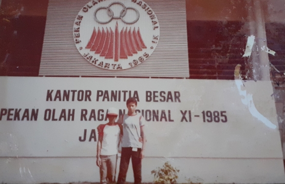 Krnangan di depan kantor PB PON di Senayan 1985 (dokpri)
