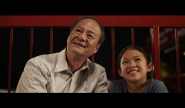 Sarah dan kakek Lim di jembatan sedang menatap bintang (Sumber: rollwithcarol.com