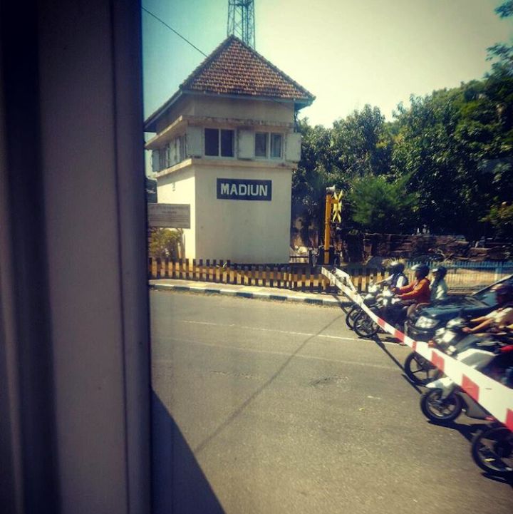 Palang Pintu Perlintasan Stasiun Kota Madiun, Foto di atas Kereta (dokpri)