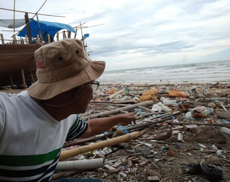 Ilustrasi: Penulis melakukan survey sampah laut di Pesisir Pantai Bira, Kabupaten Bulukumba Sulawesi Selatan, (3/2020). Sumber: Dokpri | ASRUL HOESEIN