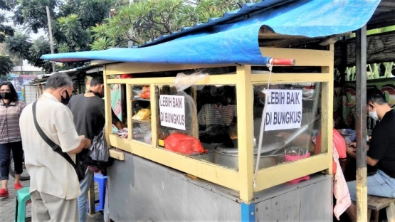 Himbauan Lebih Baik Beli Sotonya Take Away di dekat Pasar Rakyat Pamulang, Kota Tangsel, Minggu (19/04/2020). (Foto: Gapey Sandy)