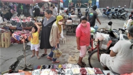 Penggunaan masker belum merata di Pasar Rakyat Pamulang, Kota Tangsel, Minggu pagi (19/04/2020). (Foto: Gapey Sandy)