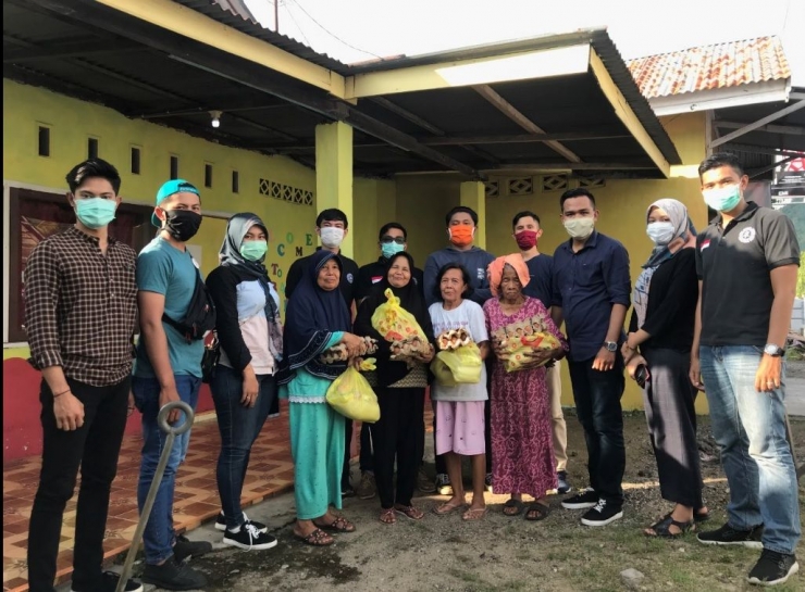 PPI Pesisir Selatan bersama penerima bantuan dalam kegiatan pemberian sembako kepada masyarakat yang terdampak virus Corona di Pessel, (19/04/2020)