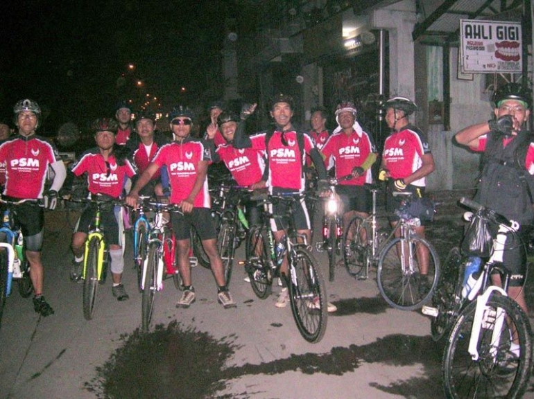 Anggota komunitas sepeda PSM berkumpul di Kiaracondong. (foto: dok. pribadi)