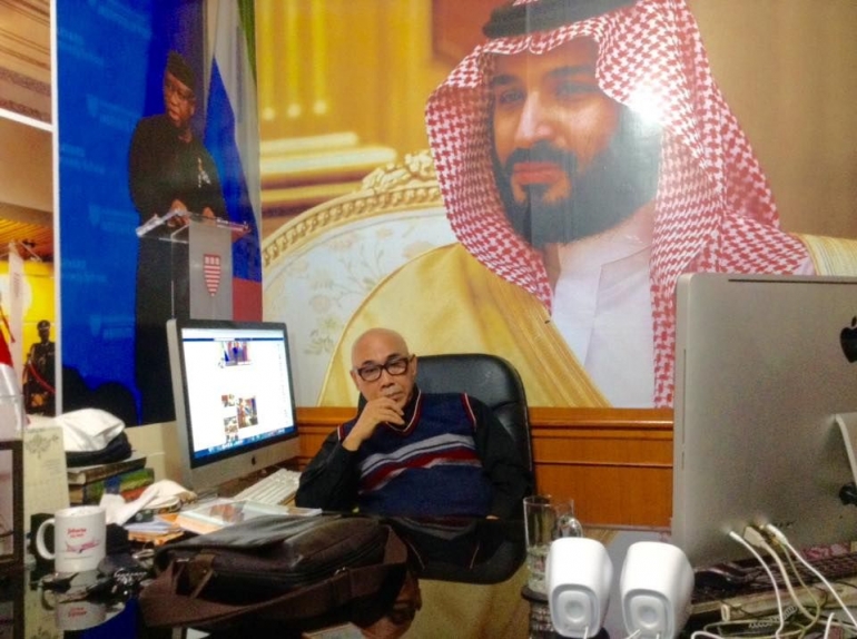 Gambar Penulis dengan latar belakang Putera mahkota Saudi