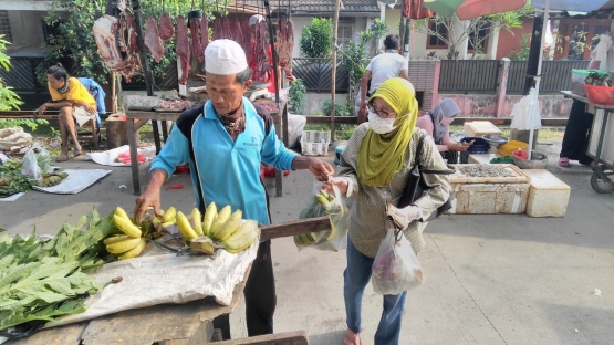 Pedagang dan pembeli di Pasar Rakyat Pamulang, Kota Tangsel, Minggu pagi (19/04/2020). (Foto: Gapey Sandy)