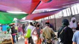 Rata-rata pakai masker wajah. Suasana di Pasar Rakyat Pamulang, Kota Tangsel, Minggu pagi (19/04/2020). (Foto: Gapey Sandy)