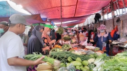 Pedagang dan pembeli di Pasar Rakyat Pamulang, Kota Tangsel, Minggu pagi (19/04/2020). (Foto: Gapey Sandy)