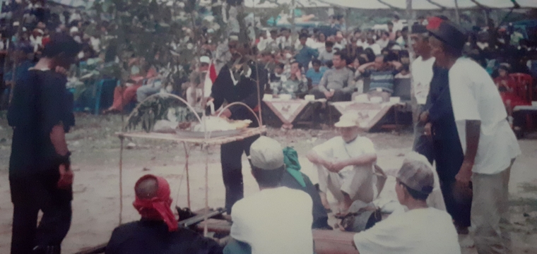 Ritual adat Perang Ketupat dipimpin seirang dukun (dokpri)