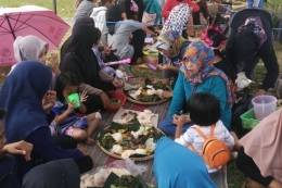 Warga Desa Citali, Pamulihan, Sumedang, Jawa Barat santap nasi liwet bareng dalam tradisi munggahan Gembrong Liwet, Rabu (1/4/2019). (KOMPAS.com/AAM AMINULLAH)