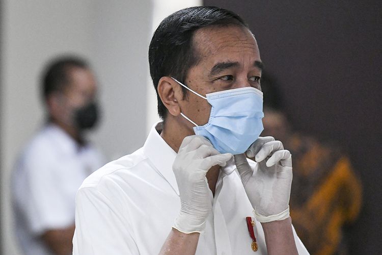 Presiden Joko Widodo merapikan masker yang digunakannya saat meninjau Rumah Sakit Darurat Penanganan COVID-19 Wisma Atlet Kemayoran, Jakarta, Senin (23/3/2020). Presiden Joko Widodo memastikan Rumah Sakit Darurat Penanganan COVID-19 Wisma Atlet Kemayoran siap digunakan untuk menangani 3.000 pasien.Gambar : (ANTARA FOTO/HAFIDZ MUBARAK A)