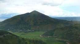 Bagian dari Lembah Limbong Sagala dengan latar belakang Gunung Pusukbuhit, Samosir (Foto: terakurat.com)