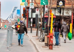 sumber: burnabynow.com | Contoh pelebaran ruang berjalan kaki di Montreal, Canada