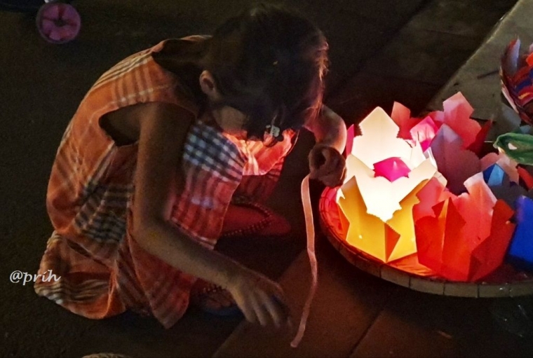 Bocah perempuan penjaga lampion (dok pri)