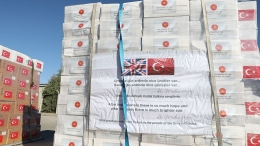Spanduk yang melekat pada paket bantuan kemanusiaan pemerintah Turki kepada Inggris. (Sumber: /www.aa.com.tr)