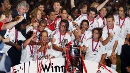 Rivaldo ketika merayakan trofi Liga Champions bersama Milan. (sumber foto: acmilan.com)