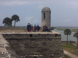 Tentara Spanyol bersiap menembakkan meriam di Castillo de San Marcos, St Augustine (dokpri)