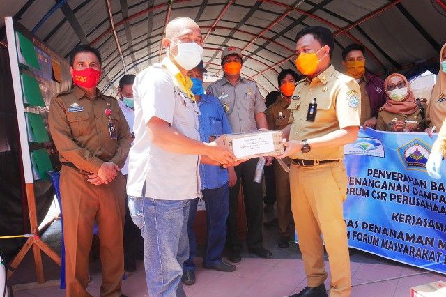 Penyerahan bantuan dari CSR perusahaan kepada Bupati Bantaeng (kanan) di Posko Gugus Tugas Penanganan COVID-19 (20/04/20).