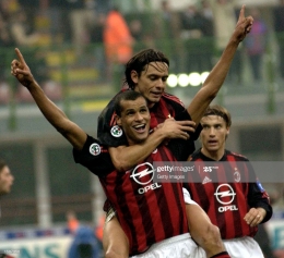 Rivaldo ketika merayakan golnya bersama pemain AC Milan. (Photo by Grazia Neri/Getty Images)