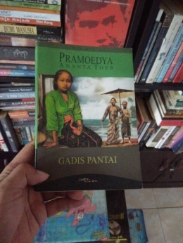 Roman Gadis Pantai. diterbitkan oleh 18 penerbit dengan berbagai bahasa. (sumber gambar : https://lazionebudy.wordpress.com/)