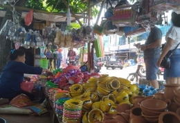 Penjual gerabah di acara dugderan /ayosemarang.com