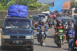 Suasana kepadatan di jalur Pantura Palimanan, saat kendaraan pemudik melintas di Cirebon, Jawa Barat, Minggu (9/6/2019). H+4 Lebaran yang jatuh pada Minggu (9/6) merupakan puncak arus balik jalur Pantura yang didominasi kendaraan sepeda motor.(ANTARA FOTO/DEDHEZ ANGGARA) 