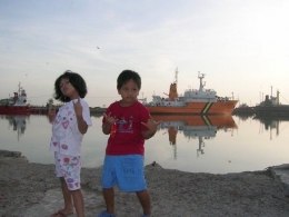 Membahagiakan anak dengan pemandangan kapal. (foto: dok. pribadi)
