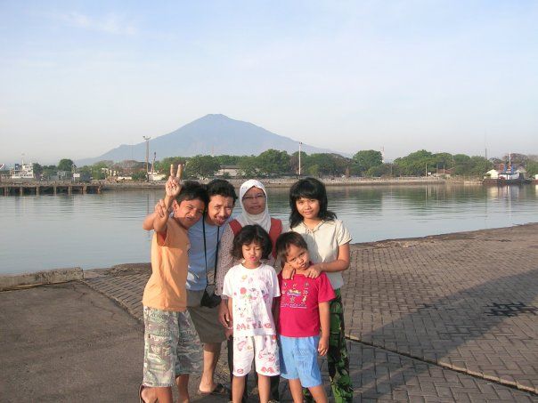 Dari dermaga Pelabuhan Cirebon, bisa terlihat juga latar belakang Gunung Ciremai. (foto: dok. pribadi)