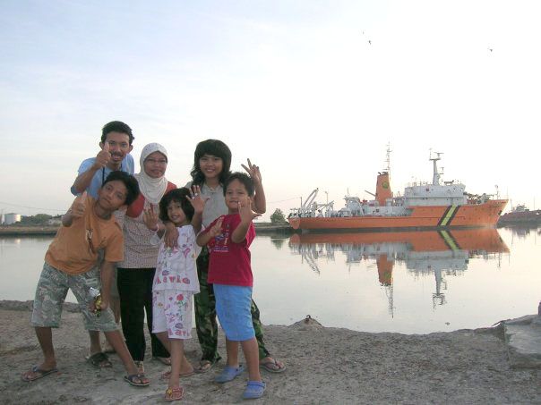 Menikmati berbagai bentuk kapal di Pelabuhan Cirebon sangat menyenangkan bagi anak-anak.(foto: dok. pribadi)