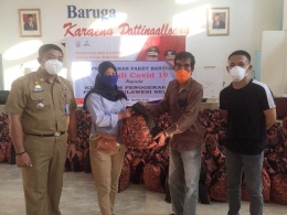Ketua GenPI SulSel (kiri) pada penyerahan sembako untuk mahasiswa Poltekpar Makassar (20/04/20).