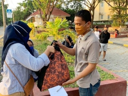Pembagian sembako kepada mahasiswa Poltekpar Makassar (20/04/20).