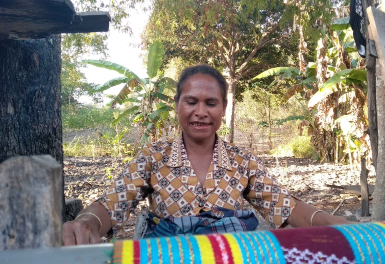 Salah satu perempuan Timor sedang menenun | Dokumen Neno Anderias Salukh