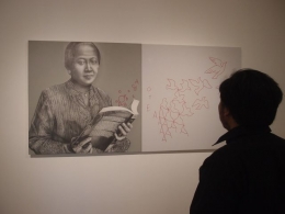 Pengunjung sedang mengamati lukisan R.A Kartini karya Triyadi Guntur Wiratno | sumber : Antara