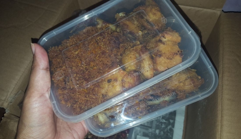 Ayam goreng dengan serundeng buatan Ibu. Masih sama dengan yang biasa tersaji setiap lebaran (dok. pri).
