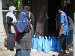 Prosesi pendistribusian bingkisan kebutuhan pokok oleh IPM Sedati kepada warga yang terdampak covid-19. Foto: Deni