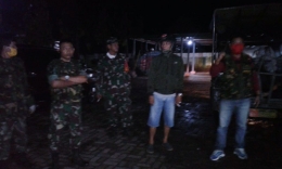 Anggota Banteng Komando (BK) Trisula 11 didampingi personil Koramil 1408-11/Bky pantau PSBB di wilayah (foto IR)