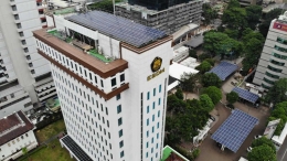 Sebuah panel surya di atap gedung Kementrian Energi dan Sumber Daya Alam di Jakarta, www.esdm.go.id